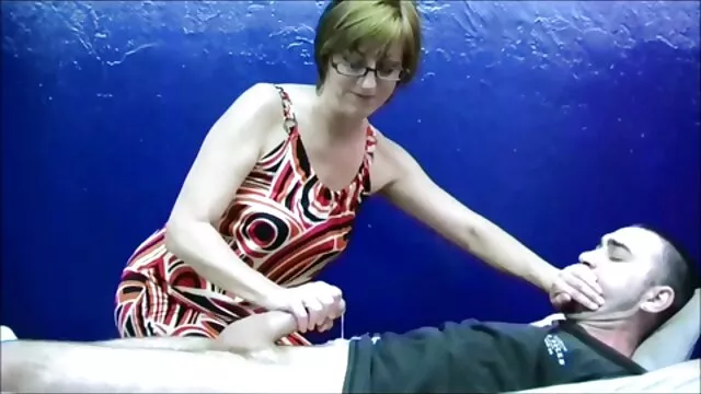 Hombre porno anime en latino en bragas castigado por profesora