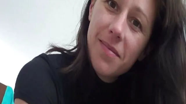 Hottie de pelo oscuro recibe una palmada en el porbo amateur latino culo por una paleta