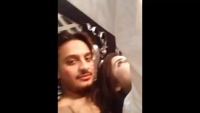 Hardcore Bi Threesome con MILF caliente y 2 chicos - 2 sexo latino videos de 2