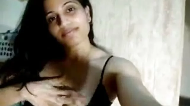 Adolescente caliente Mila es porno español latino follada anal y recibe un creampie anal