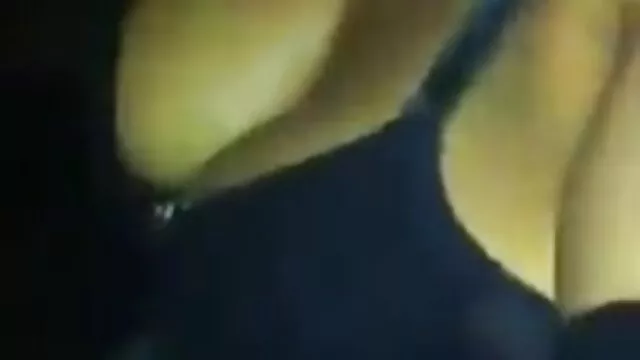 Rubia con curvas recibe lamida de coño por detrás sexo latino amateur