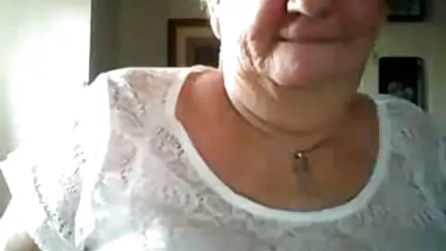 Viejos vagabundos cachondos hacen video amateur latino un trío