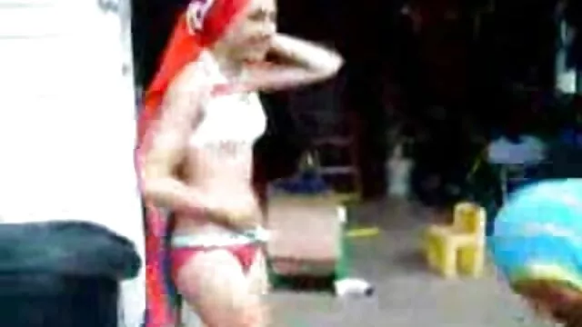 La pelirroja Kristine es follada ponolatinas por tres tíos